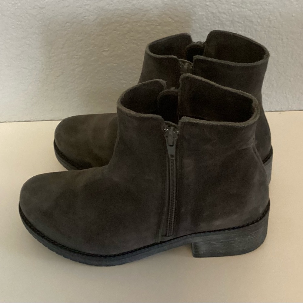 Naot WanderGray Suede Ankle Boots